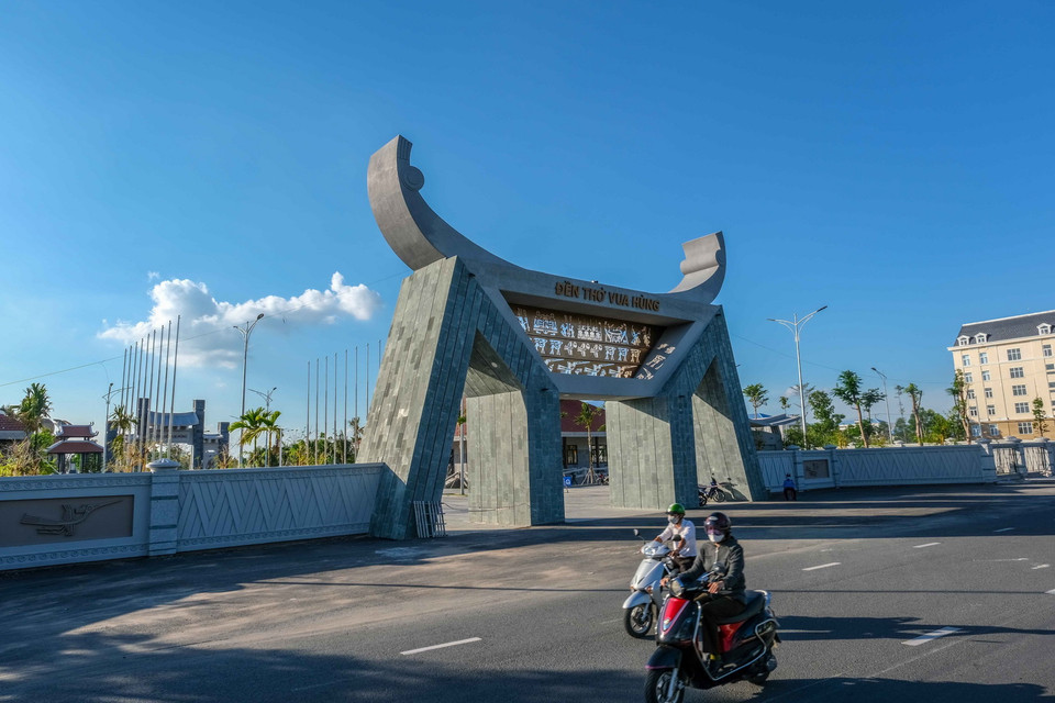 Cổng chính Đền thờ Vua Hùng tại thành phố Cần Thơ. Cổng cao 12,2m, ngang 18,8m, được ốp đá xanh Thanh Hóa, có ba cửa, một cửa chính lớn và hai cửa nhỏ hai bên. Phía trên, giữa cổng khắc dòng chữ: Đền thờ Vua Hùng. (Ảnh: Thanh Liêm/TTXVN)