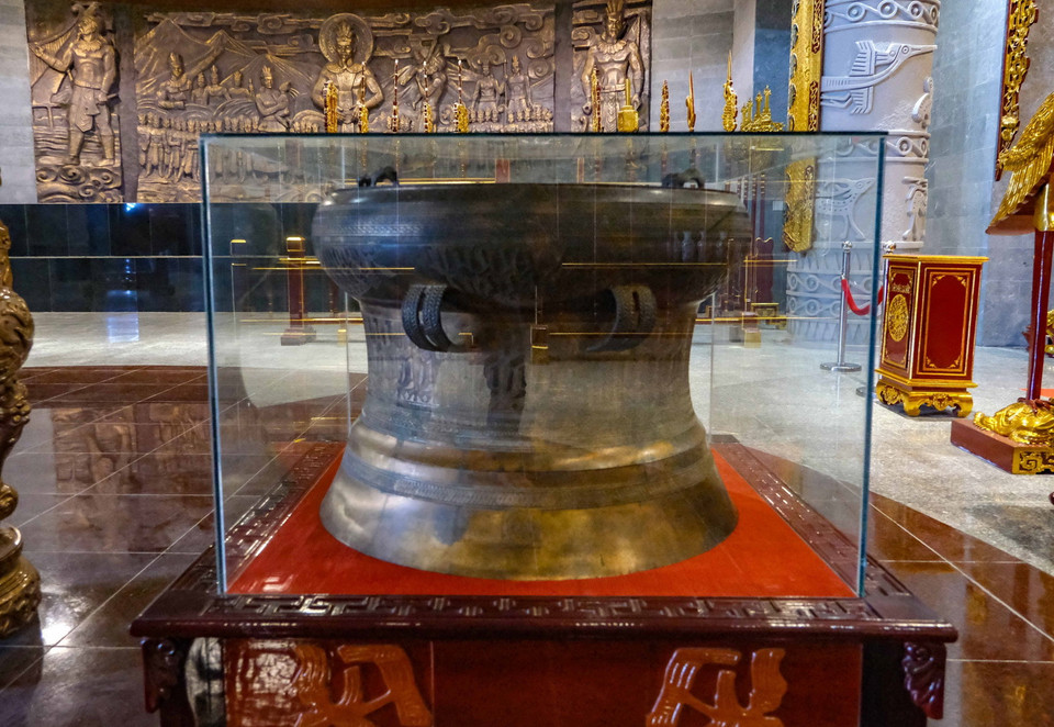 Trống đồng từ Đền Hùng ở Phú Thọ do UBND tỉnh Phú Thọ cung tiến. (Ảnh: Thanh Liêm/TTXVN)