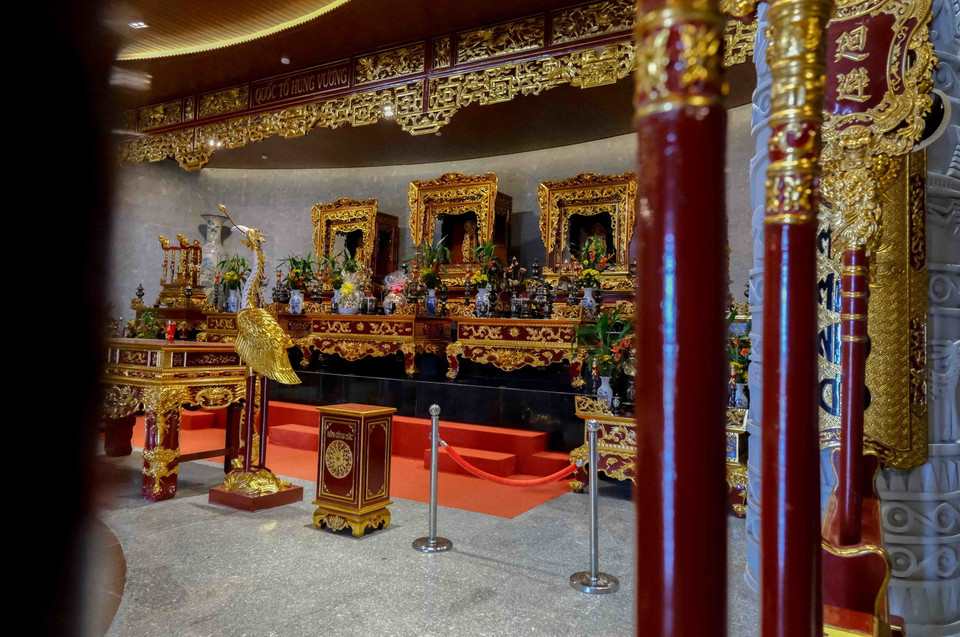 Gian thờ bài trí các linh khí được lãnh đạo thành phố Cần Thơ cung thỉnh từ Khu di tích lịch sử quốc gia đặc biệt Đền Hùng ở tỉnh Phú Thọ, gồm 18kg đất, 18 lít nước, chân hương tổ tiên cùng các đồ lễ như phiên bản trống đồng Đền Hùng, bộ chấp kích, bộ bát bửu, chuông, trống. (Ảnh: Thanh Liêm/TTXVN)