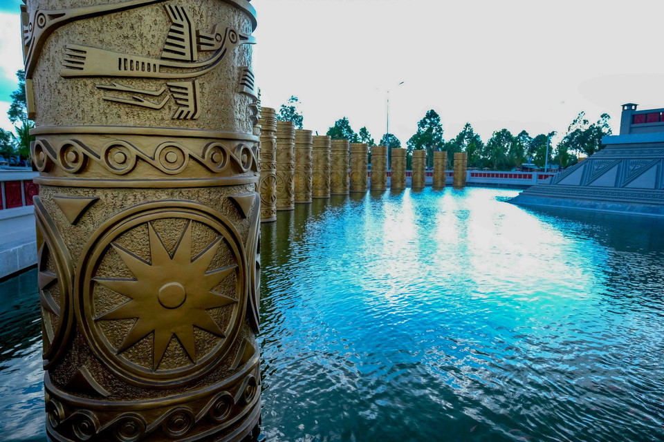 Bao quanh đền thờ chính là hồ nước với 54 trụ đá, tượng trưng cho cộng đồng 54 dân tộc ở Việt Nam. (Ảnh: Thanh Liêm/TTXVN)