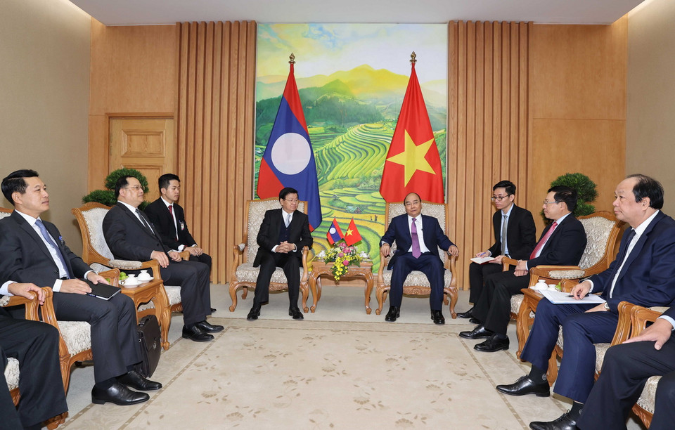Thủ tướng Nguyễn Xuân Phúc gặp Thủ tướng Lào Thongloun Sisoulith trước khi hai đoàn tiến hành kỳ họp. (Ảnh: Thống Nhất/TTXVN)