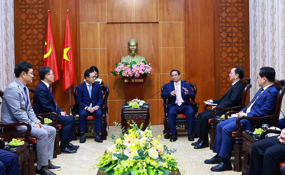 Thủ tướng Phạm Minh Chính tiếp Tổng Giám đốc Tổ hợp Samsung Việt Nam Choi Joo Ho. (Ảnh: Dương Giang/TTXVN)