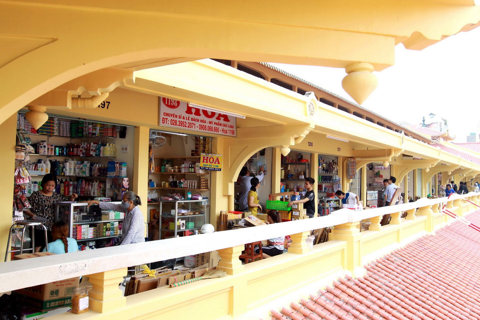 Khu vực nhà lồng có tổng cộng 1.446 sạp, trong đó có 698 sạp tầng trệt và 748 sạp tầng lầu. (Ảnh: Thanh Vũ/TTXVN)