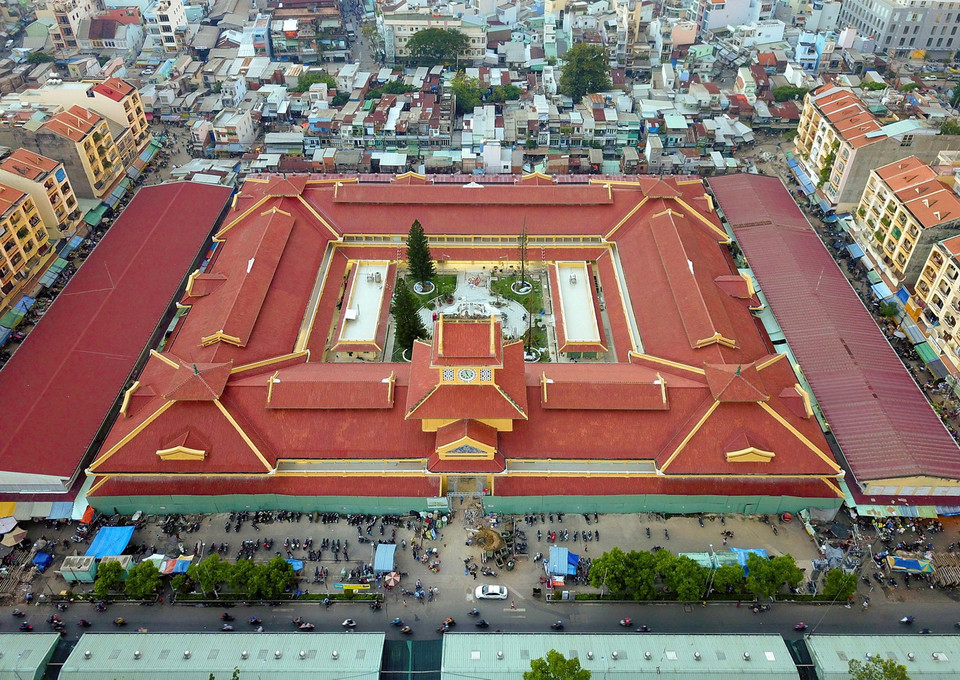 Công trình được phục chế theo nguyên mẫu mái ngói, rui mè (xây dựng lúc đầu vào năm 1928), có mặt tiền dài 89,2m, rộng 108,6m, cao 13,1m, nóc nhà gắn đồng hồ. (Ảnh: Thanh Vũ/TTXVN)