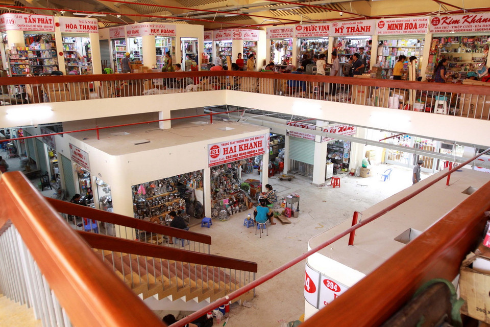 Khu vực nhà lồng có tổng cộng 1.446 sạp, trong đó có 698 sạp tầng trệt và 748 sạp tầng lầu. (Ảnh: Thanh Vũ/TTXVN)