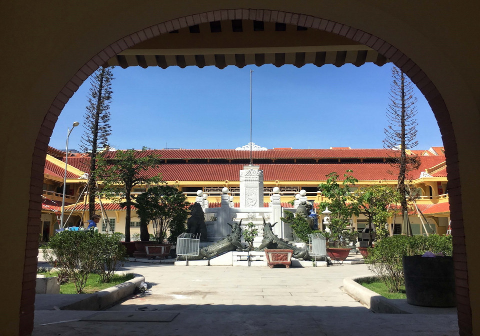 Chợ Bình Tây là công trình kiến trúc cổ mang tính văn hóa, lịch sử, nên từ lâu đã trở thành điểm tham quan du lịch mua sắm nổi tiếng ở Thành phố Hồ Chí Minh. (Ảnh: Thanh Vũ/TTXVN)