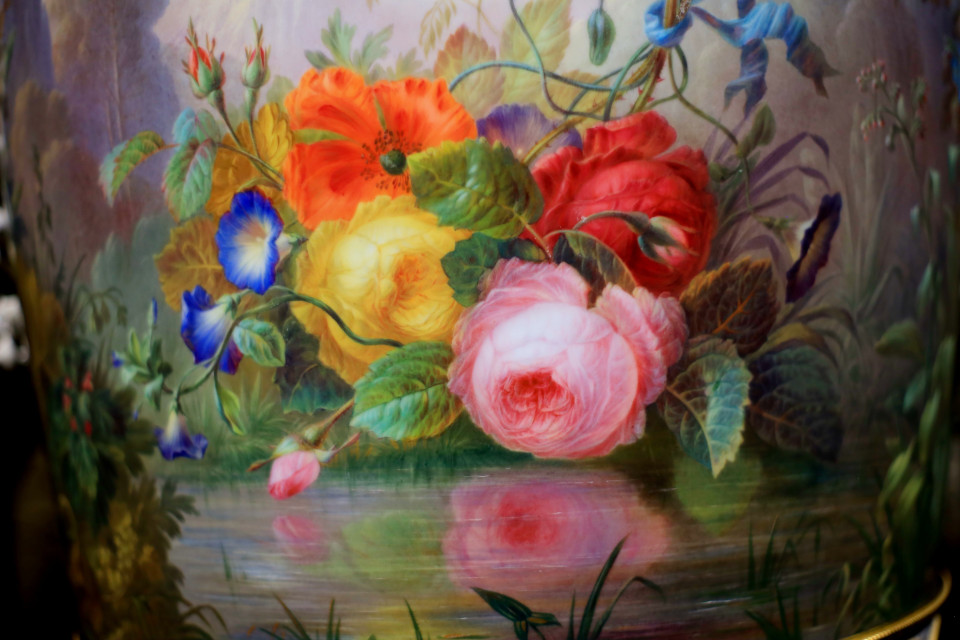 Hoa văn tinh xảo trên chiếc bình cổ tại bảo tàng. (Ảnh: Trần Hiếu/TTXVN)