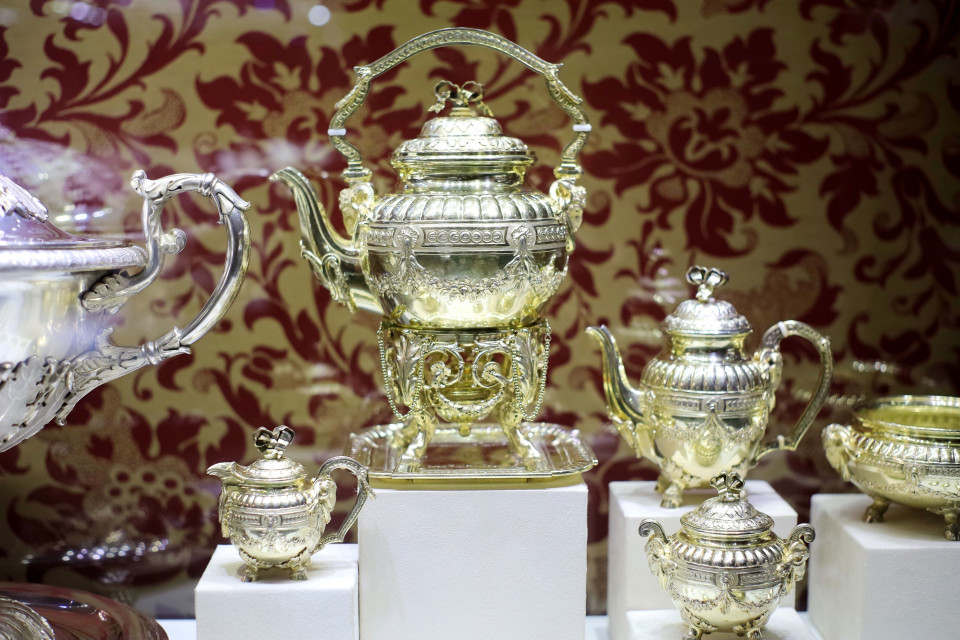 Bảo tàng Faberge ở trung tâm thành phố Saint Petersburg là một trong những địa điểm tham quan nổi tiếng ở cố đô phương Bắc của Nga. Trong ảnh: Nhiều bộ đồ dùng bằng vàng được các thợ kim hoàn chế tác làm quà tặng triều đình Nga hoàng. (Ảnh: Trần Hiếu/TTXVN)
