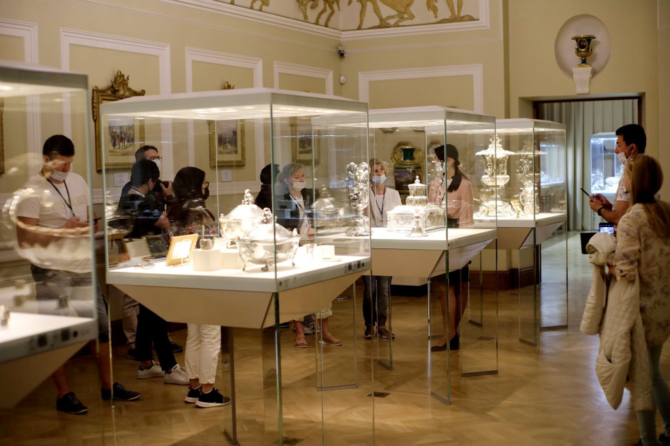 Đông đảo du khách đến Saint Petersburg cổ vũ giải bóng đá EURO 2020 đã tranh thủ thời gian ghé thăm nơi lưu giữ những báu vật độc đáo của hoàng gia Nga từ đầu thế kỷ 20 trở về trước. (Ảnh: Trần Hiếu/TTXVN)