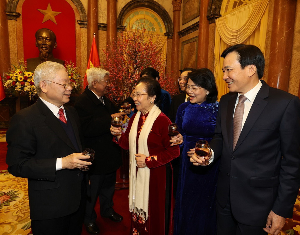 Tổng Bí thư, Chủ tịch nước Nguyễn Phú Trọng và Thủ tướng Nguyễn Xuân Phúc với các lãnh đạo và nguyên lãnh đạo Đảng, Nhà nước. (Ảnh: Trí Dũng/TTXVN)