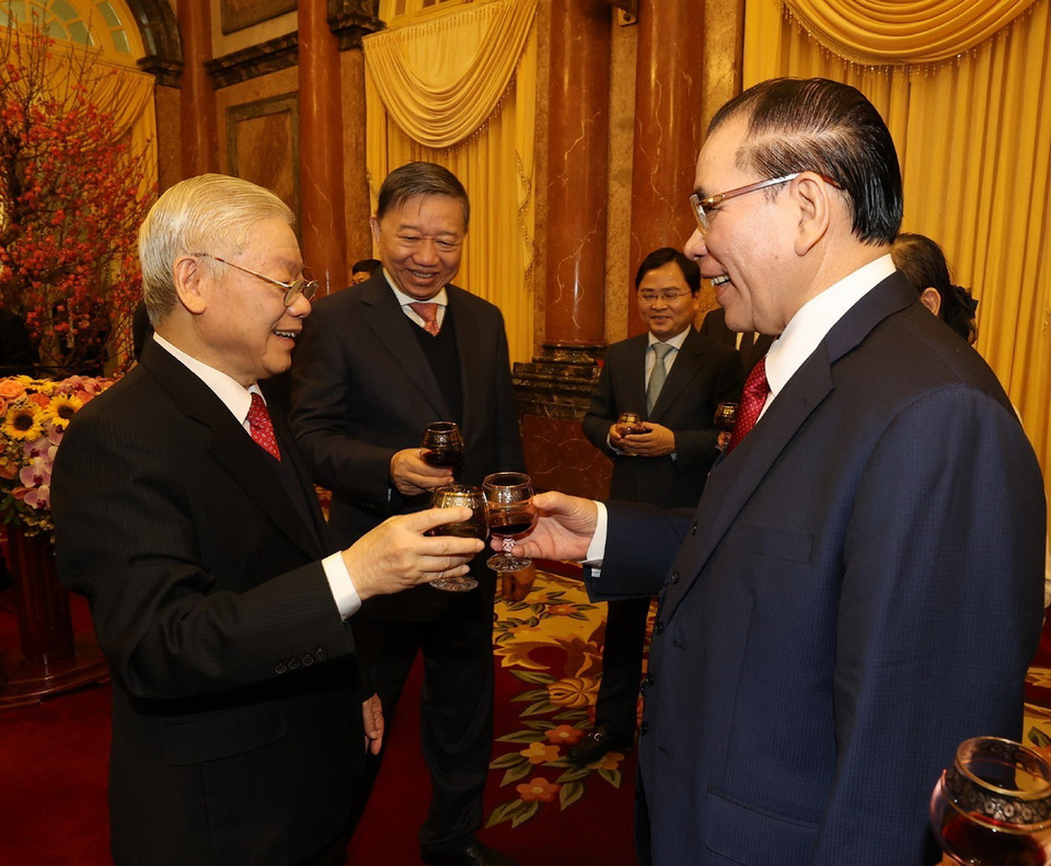 Tổng Bí thư, Chủ tịch nước Nguyễn Phú Trọng và Thủ tướng Nguyễn Xuân Phúc với các lãnh đạo và nguyên lãnh đạo Đảng, Nhà nước. (Ảnh: Trí Dũng/TTXVN)