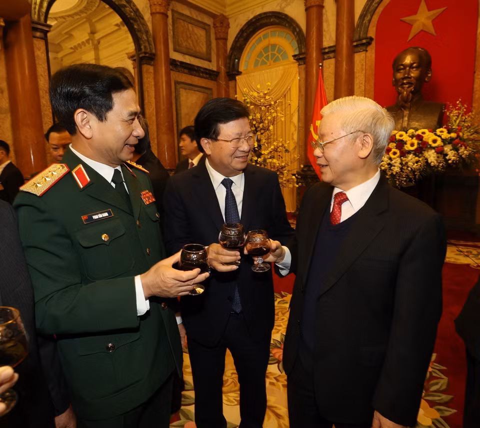 Tổng Bí thư, Chủ tịch nước Nguyễn Phú Trọng và Thủ tướng Nguyễn Xuân Phúc với các lãnh đạo và nguyên lãnh đạo Đảng, Nhà nước. (Ảnh: Trí Dũng/TTXVN)