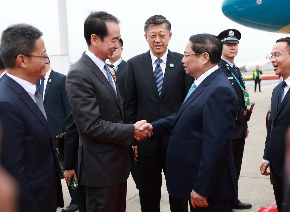 Lễ đón Thủ tướng Phạm Minh Chính đến Côn Minh, tỉnh Vân Nam bắt đầu chuyến tham dự Hội nghị Thượng đỉnh Hợp tác tiểu vùng Mekong mở rộng (GMS) lần thứ 8. (Ảnh: Dương Giang/TTXVN)