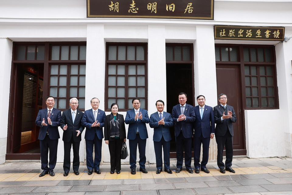 Thủ tướng Phạm Minh Chính với các đại biểu thăm Khu di tích Chủ tịch Hồ Chí Minh tại số nhà 91 phố Nam Hoa Sơn, quận Ngũ Hoa, thành phố Côn Minh. (Ảnh: Dương Giang/TTXVN)