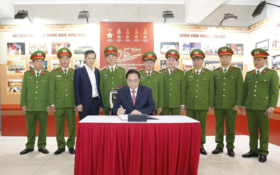Thủ tướng Phạm Minh Chính ghi lưu bút tại Phòng truyền thống của Cục Cảnh sát điều tra tội phạm về ma túy. (Ảnh: Dương Giang/TTXVN)