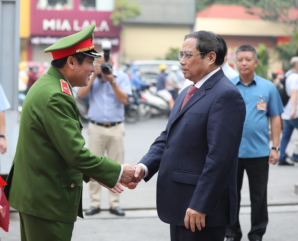 Thủ tướng Phạm Minh Chính với lãnh đạo Cục Cảnh sát điều tra tội phạm về ma túy. (Ảnh: Dương Giang/TTXVN)
