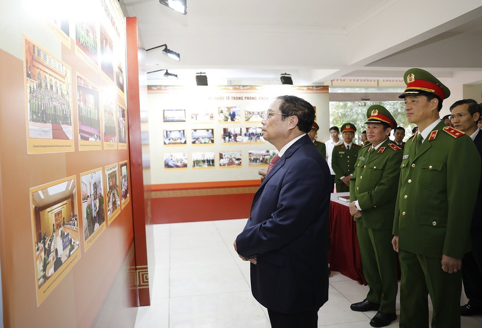 Thủ tướng Phạm Minh Chính thăm Phòng truyền thống của Cục Cảnh sát điều tra tội phạm về ma túy. (Ảnh: Dương Giang/TTXVN)