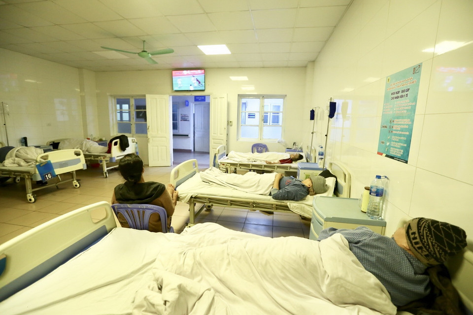 Bệnh nhân và người thân cùng cổ vũ cho đội U22 Việt Nam. (Ảnh: Minh Quyết/TTXVN)