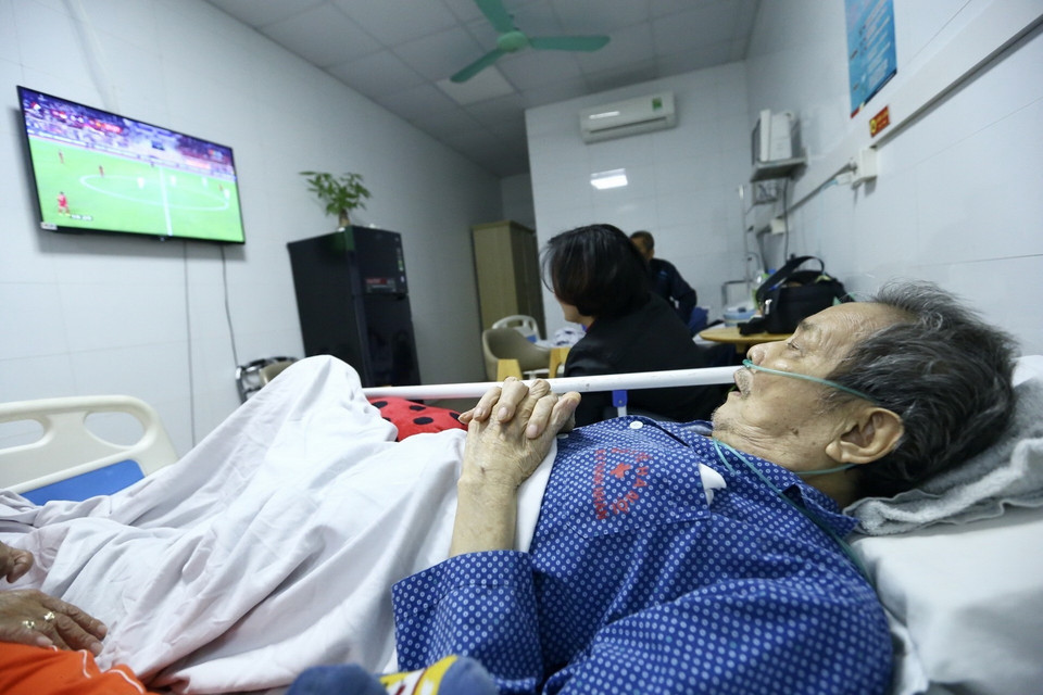 Bệnh nhân và người thân cùng cổ vũ cho đội U22 Việt Nam. (Ảnh: Minh Quyết/TTXVN)