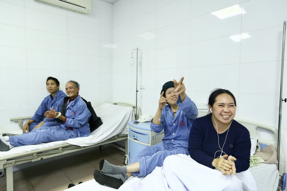 Niềm vui của cổ động viên khi Van Hậu đánh đầu ghi bàn thắng cho đội U22 Việt Nam. (Ảnh: Minh Quyết/TTXVN)