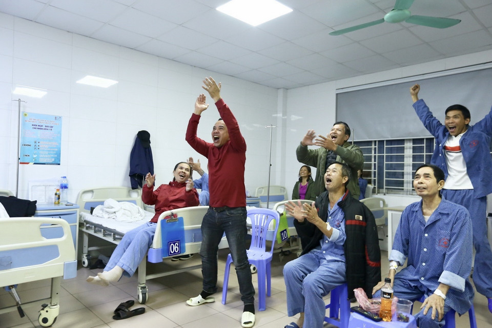 Niềm vui của cổ động viên khi Van Hậu đánh đầu ghi bàn thắng cho đội U22 Việt Nam. (Ảnh: Minh Quyết/TTXVN)