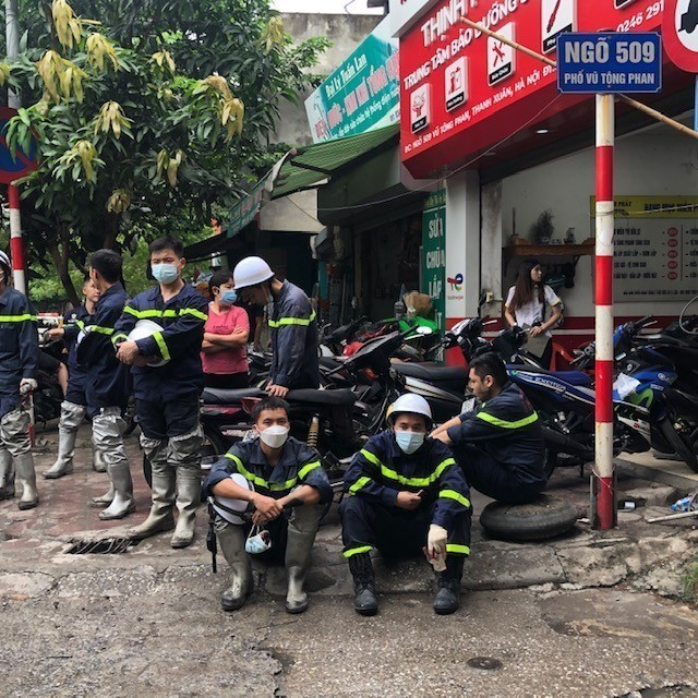 Lực lượng cứu hộ cứu nạn vụ cháy chung cư mini trên phố Khương Hạ quận Thanh Xuân tối 12/9 tạm nghỉ sau một đêm thức trắng. (Ảnh: TTXVN phát)