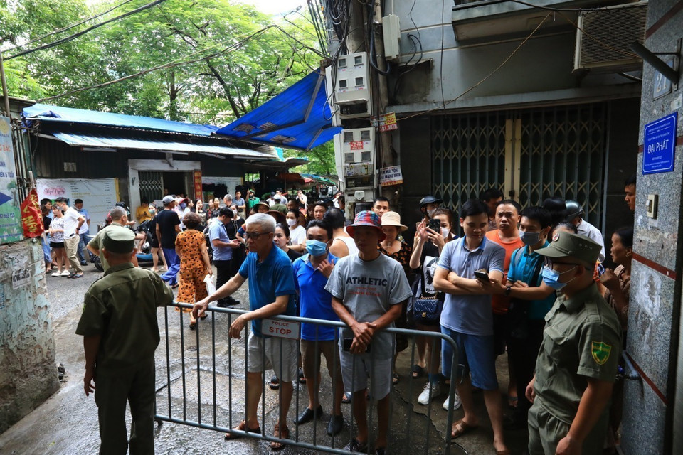  Người dân tập trung 2 đầu ngõ 29/70 Khương Hạ. (Ảnh: Hoàng Hiếu/TTXVN)