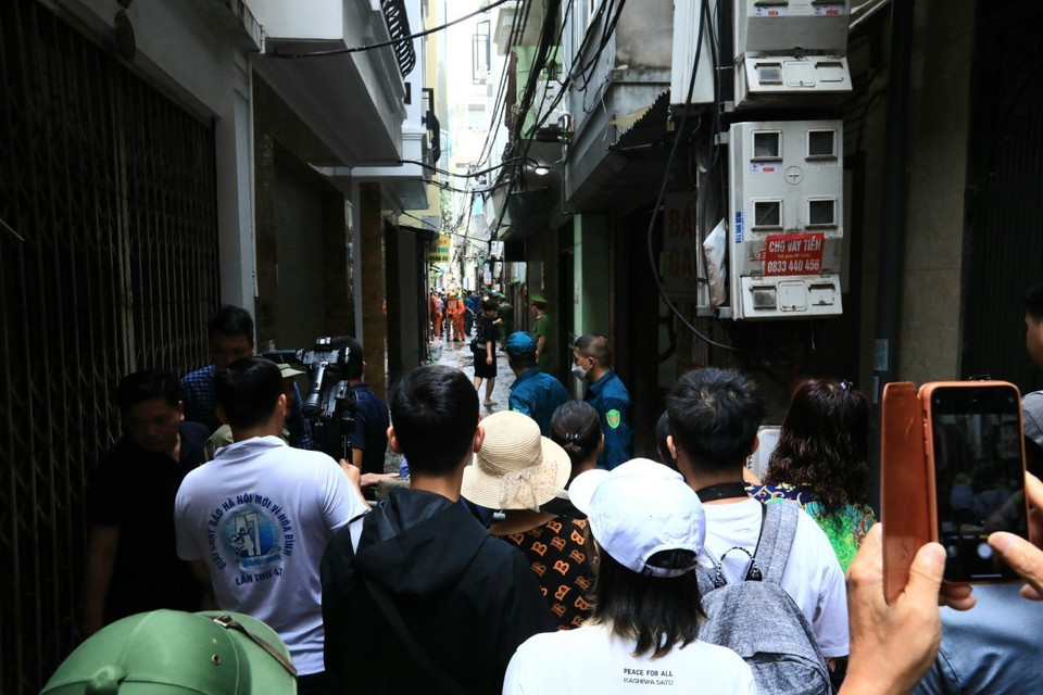 Rất đông người dân tập trung 2 đầu ngõ 29/70 Khương Hạ. (Ảnh: Hoàng Hiếu/TTXVN)