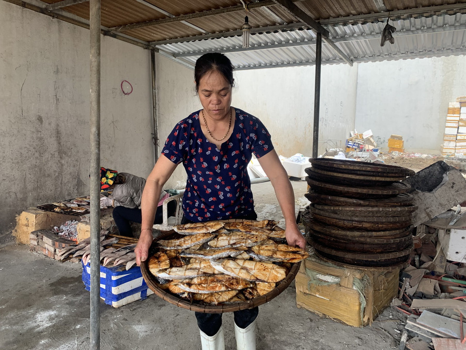 Đến đầu khu vực chợ Cột Đỏ, thành phố Sầm Sơn đã nghe mùi vị thơm phức của món cá Thu nướng. Một mẻ cá nướng mới hoàn thành. (Ảnh: Khiếu Tư/TTXVN)