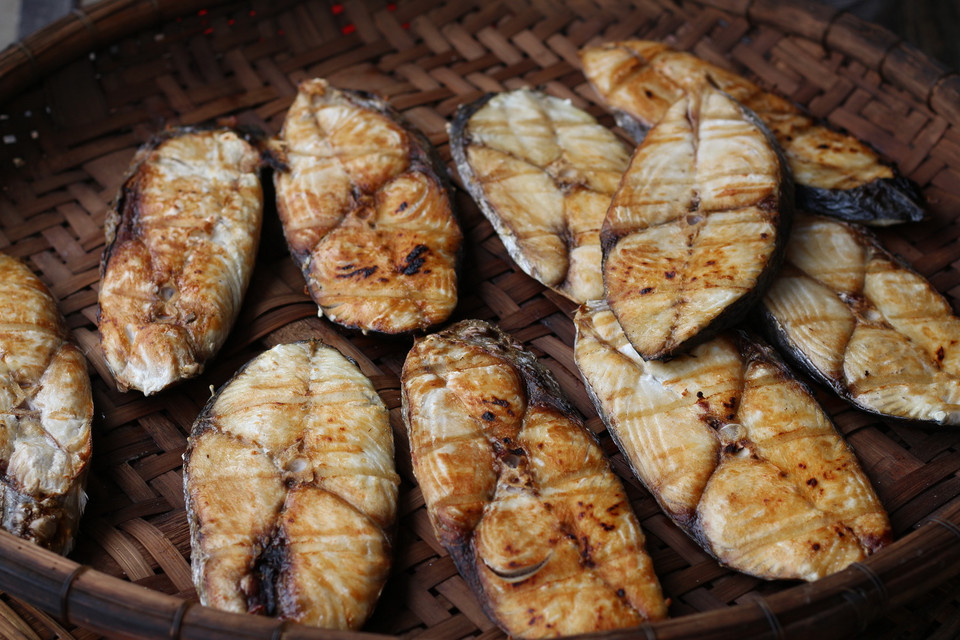 Là món ăn truyền thống dân dã của làng quê, món cá Thu nướng vùng biển Sầm Sơn (Thanh Hóa) đã trở thành mặt hàng đặc sản được người dân đặt hàng làm món ngon ngày Tết và dùng để làm quà biếu mỗi dịp Tết đến Xuân về. Sản phẩm cá thu nướng của người dân Sầm Sơn. (Ảnh: Khiếu Tư/TTXVN)