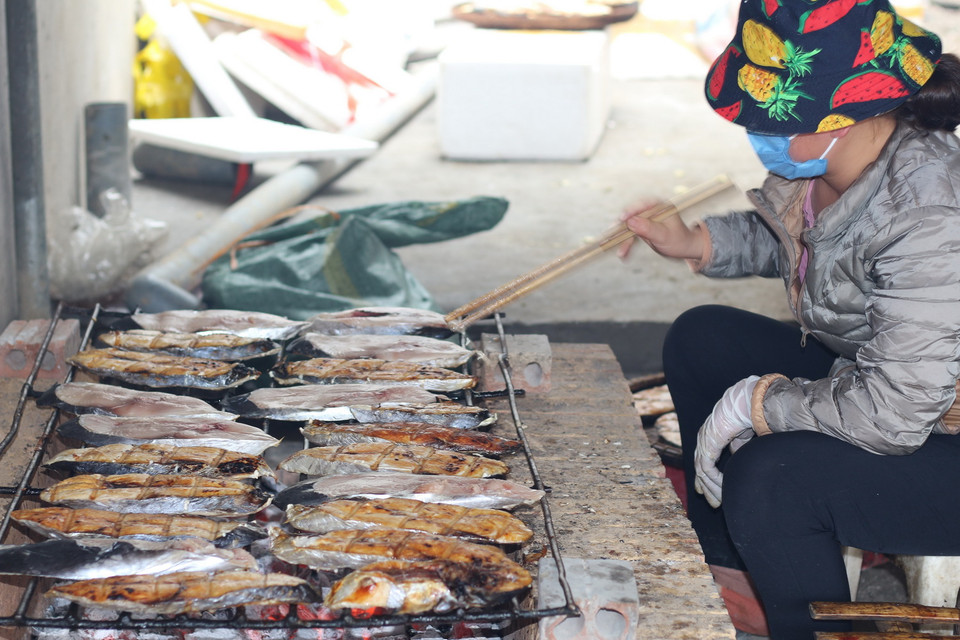 Những bếp than củi đỏ rực lửa, người dân nơi đây đang tất bật cho những đơn hàng cuối năm. Cá phải đảm bảo chín đều, có màu vàng đẹp mắt. (Ảnh: Khiếu Tư/TTXVN)