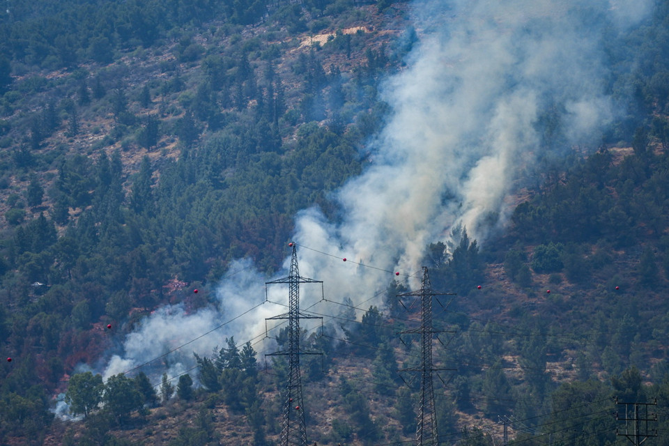 Phong trào Hezbollah ở Liban ngày 2/6 đã phóng hơn 40 quả rocket và sử dụng thiết bị bay không người lái (UAV) tấn công xuyên biên giới vào sâu trong lãnh thổ Israel, nhằm trả đũa các vụ không kích đêm hôm trước của Lực lượng Phòng vệ Israel (IDF). Trong ảnh: Khói bốc lên sau vụ tấn công bằng rocket của lực lượng Hezbollah ở Liban nhằm vào miền Bắc Israel. (Ảnh: THX/TTXVN)