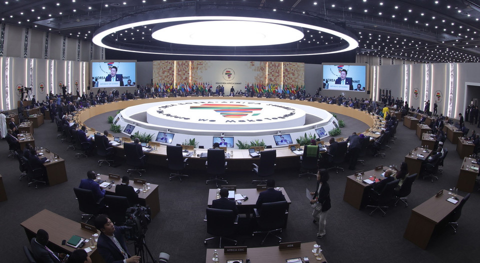 Ngày 4/6, sau khi kết thúc Hội nghị Thượng đỉnh Hàn Quốc-châu Phi ở Seoul, Tổng thống Hàn Quốc Yoon Suk Yeol và Tổng thống Mauritania Mohamed Ould Cheikh El Ghazouani đã ra thông cáo báo chí chung. Hội nghị đề ra 6 lĩnh vực hợp tác trọng điểm giữa hai bên về thương mại và đầu tư, hỗ trợ phát triển chính thức, cơ sở hạ tầng, chuyển đổi số, đối phó với thách thức toàn cầu, hòa bình và an ninh. (Ảnh: Yonhap/TTXVN)