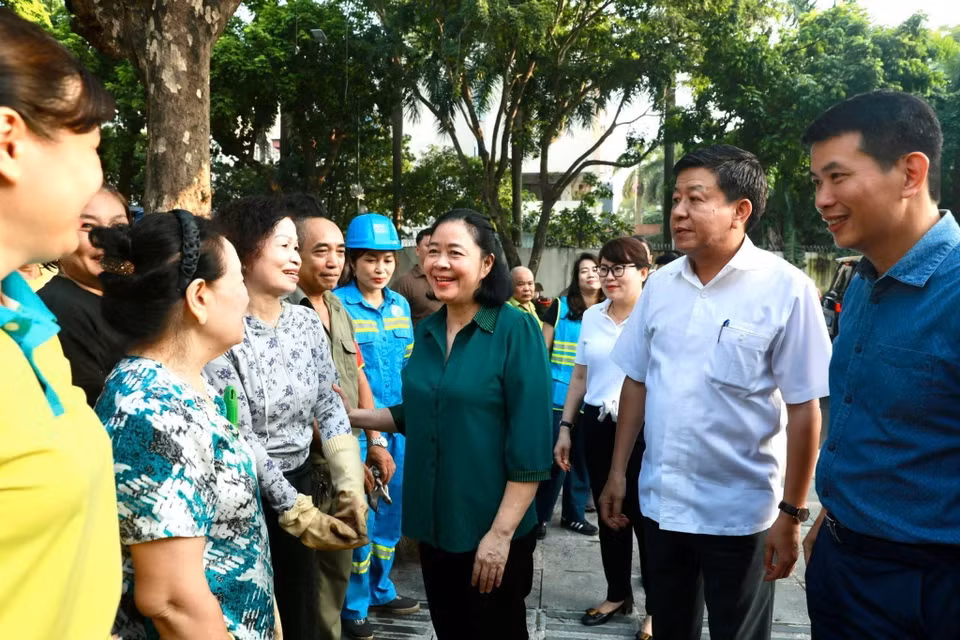 Bí thư Thành ủy Hà Nội Bùi Thị Minh Hoài động viên cán bộ và người dân chung tay làm sạch môi trường Thủ đô. (Ảnh: TTXVN phát)