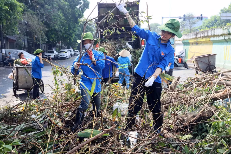 Đoàn viên thanh niên tham gia tổng vệ sinh môi trường tại khu vực đường Hồng Hà, phường Phúc Xá, quận Ba Đình. (Ảnh: An Đăng/TTXVN)