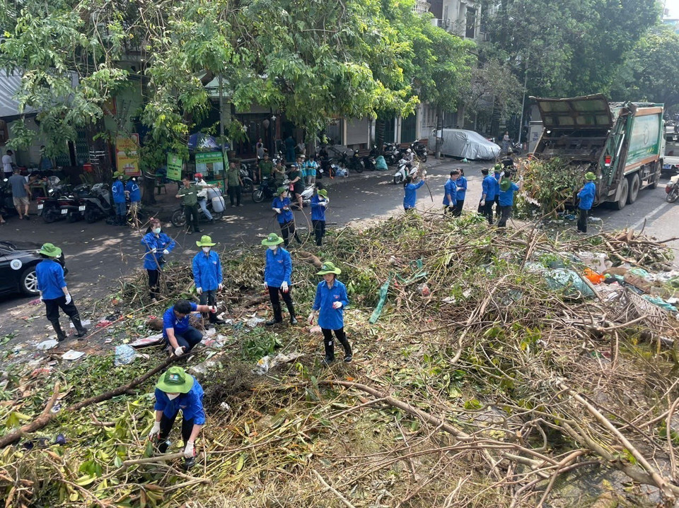 Đoàn viên thanh niên tham gia tổng vệ sinh môi trường tại phường Phúc Xá, quận Ba Đình. (Ảnh: An Đăng/TTXVN)
