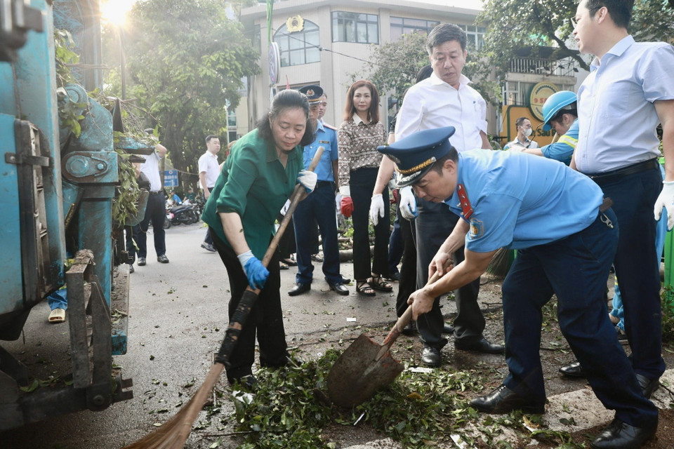 Bí thư Thành ủy Hà Nội Bùi Thị Minh Hoài tham gia vệ sinh môi trường cùng người dân tại phố Trần Hưng Đạo, quận Hoàn Kiếm. (Ảnh: TTXVN phát)