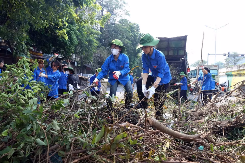 Đoàn viên thanh niên tham gia tổng vệ sinh môi trường tại khu vực đường Hồng Hà, phường Phúc Xá, quận Ba Đình. (Ảnh: An Đăng/TTXVN)