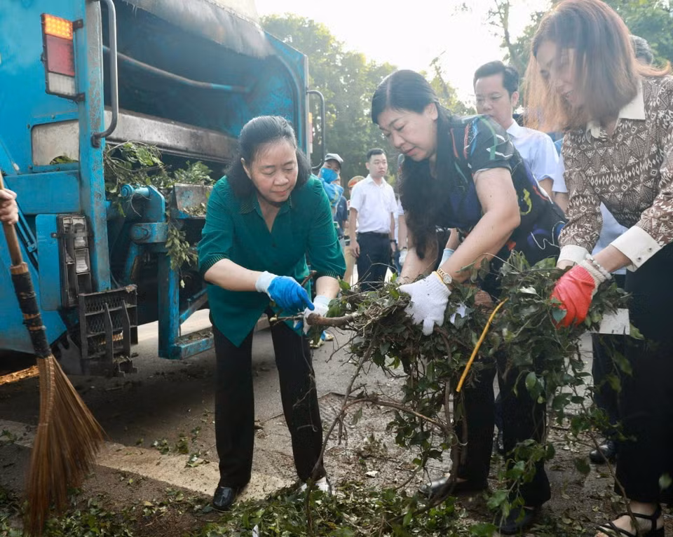 Bí thư Thành ủy Hà Nội Bùi Thị Minh Hoài tham gia vệ sinh môi trường cùng người dân tại phố Trần Hưng Đạo, quận Hoàn Kiếm. (Ảnh: TTXVN phát)