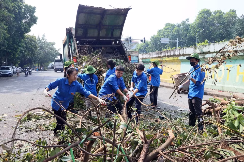 Đoàn viên thanh niên tham gia tổng vệ sinh môi trường tại khu vực đường Hồng Hà, phường Phúc Xá, quận Ba Đình. (Ảnh: An Đăng/TTXVN)