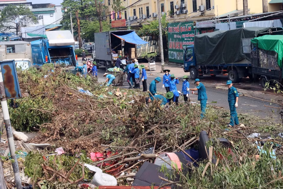 Đoàn viên thanh niên tham gia tổng vệ sinh môi trường tại khu vực đường Hồng Hà, phường Phúc Xá, quận Ba Đình. (Ảnh: An Đăng/TTXVN)