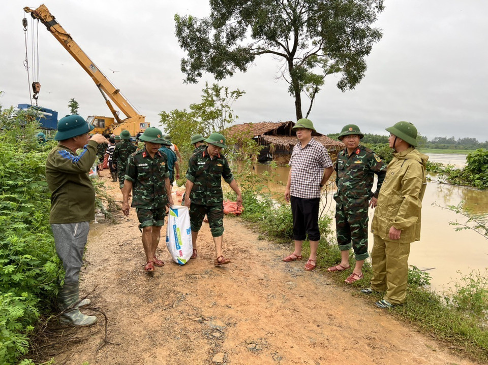 Với lực lượng tại chỗ, ngay trong sáng 30/9 đoạn đê 170m sẽ được gia cố xong, bảo đảm an toàn phòng chống lũ. (Ảnh: Tá Chuyên/TTXVN)