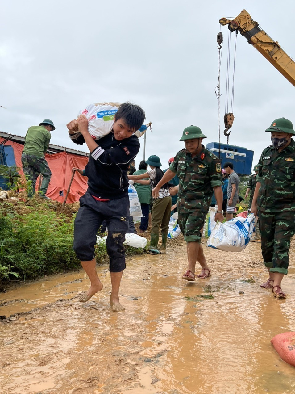 Lực lượng bộ đội cùng người dân nỗ lực gia cố đê. (Ảnh: Tá Chuyên/TTXVN)