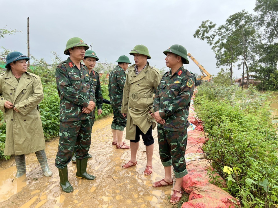 Lãnh đạo huyện Thanh Chương có mặt tại hiện trường để chỉ đạo khắc phục công tác gia cố bờ đê. (Ảnh: Tá Chuyên/TTXVN)
