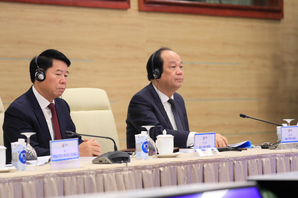 Bộ trưởng, Chủ nhiệm Văn phòng Chính phủ Mai Tiến Dũng và Thứ trưởng Bộ Công an Bùi Văn Nam dự Hội nghị Cấp cao Mekong-Hàn Quốc lần thứ 2 tại điểm cầu Hà Nội. (Ảnh: Thống Nhất/TTXVN)