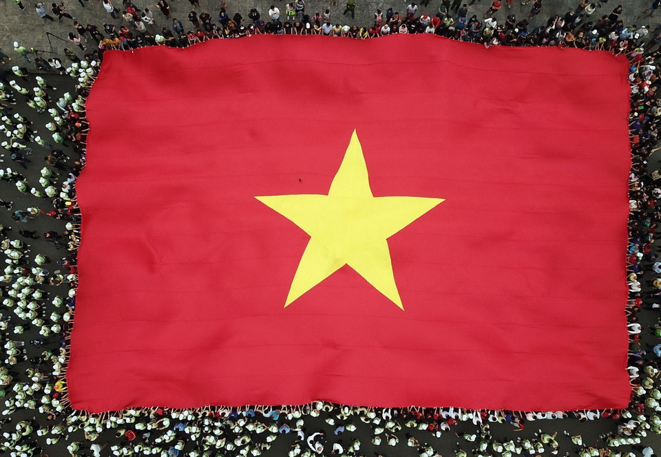 Ban tổ chức cùng các vận động viên tham dự Giải, người dân Lai Châu đã cùng nhau căng lá cờ Tổ quốc rộng 540m2 trên Quảng trường Nhân dân tỉnh Lai Châu. (Ảnh: Quý Trung/TTXVN)