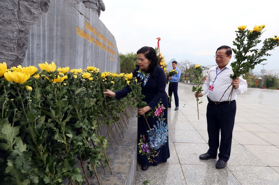 Bí thư Tỉnh ủy, Trưởng Đoàn đại biểu Quốc hội tỉnh, Chủ tịch HĐND tỉnh Lai Châu, bà Giàng Páo Mỷ dâng hoa trước tượng đài Bác Hồ với đồng bào các dân tộc Lai Châu. Ảnh: (Ảnh: Quý Trung/TTXVN)