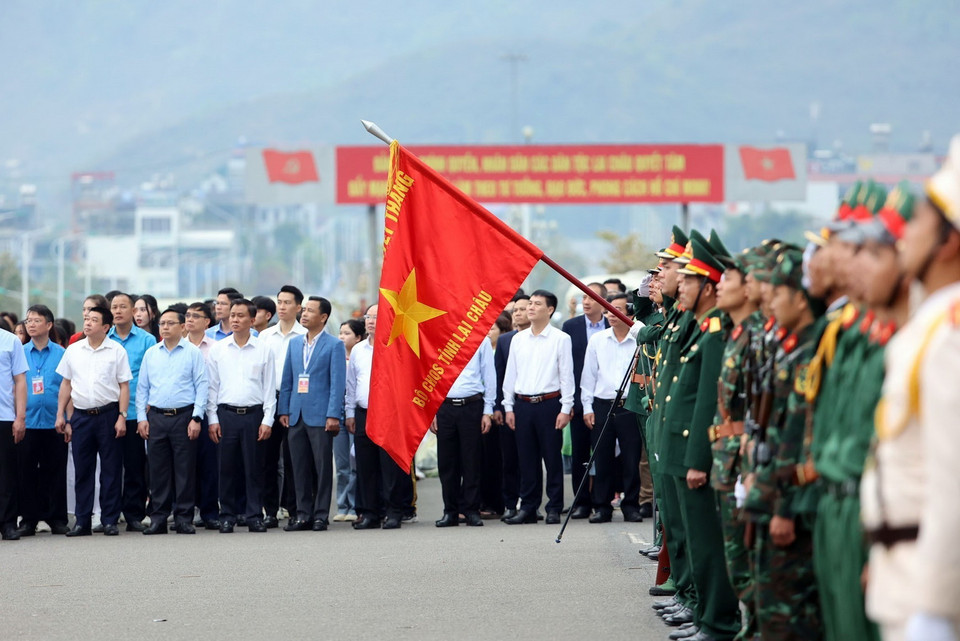 Nghi thức thượng cờ tại Quảng trường Nhân dân tỉnh Lai Châu. (Ảnh: Quý Trung/TTXVN)