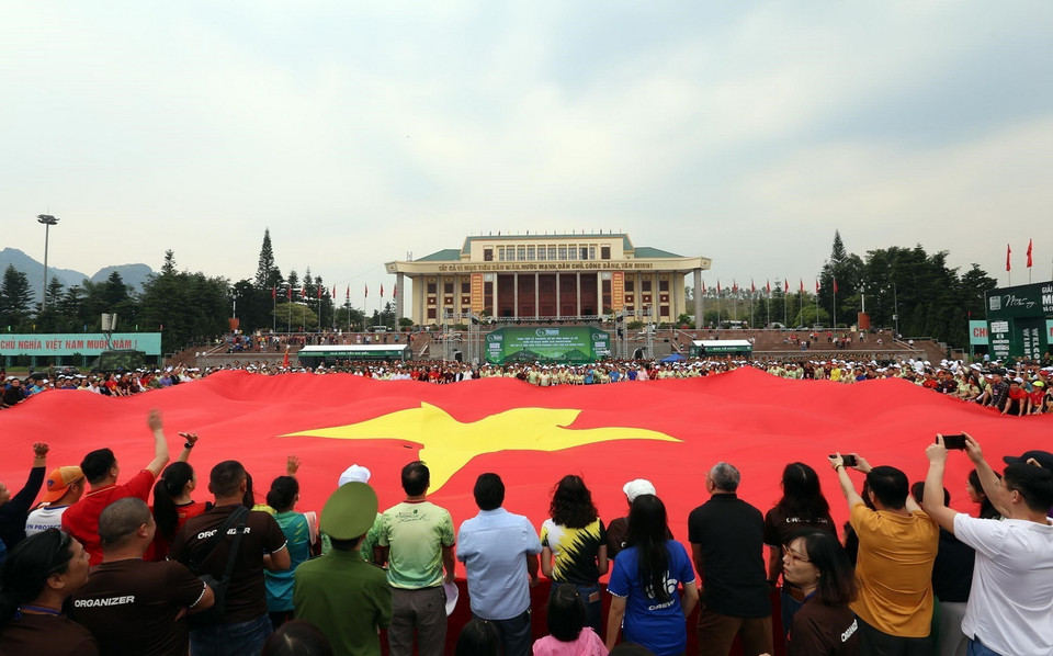 Ban tổ chức cùng các vận động viên tham dự Giải và người dân Lai Châu trên Quảng trường Nhân dân tỉnh Lai Châu thể hiện tình đoàn kết của 54 dân tộc anh em sống trên đất nước. (Ảnh: Quý Trung/TTXVN)