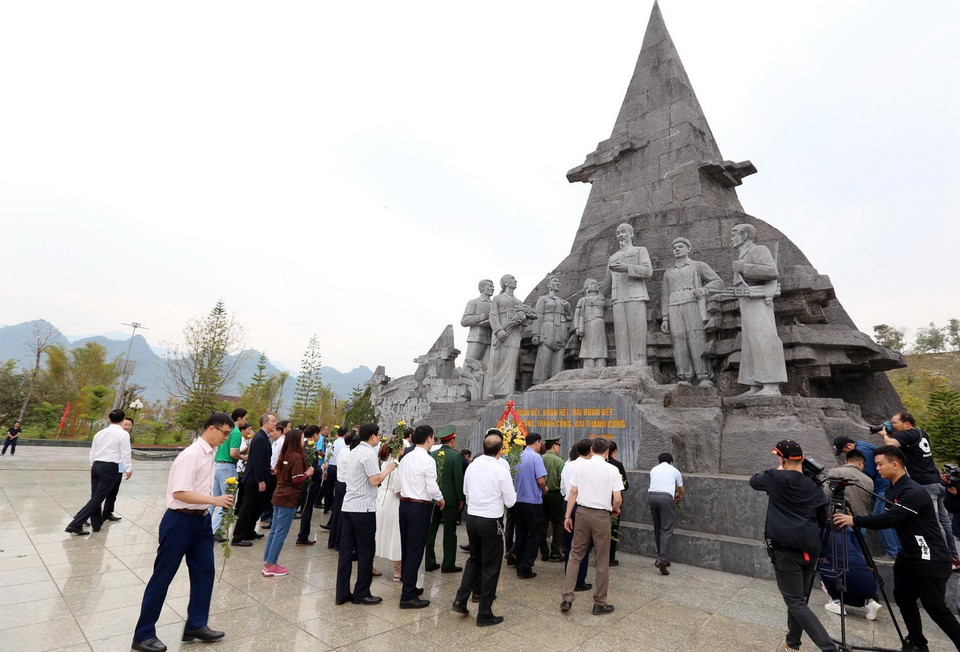 Các đại biểu cùng Lãnh đạo tỉnh Lai Châu, Ban tổ chức giải vô định quốc gia Tiền Phong Marathon 2023 dâng hoa trước tượng đài Bác Hồ với đồng bào các dân tộc Lai Châu. (Ảnh: Quý Trung/TTXVN)